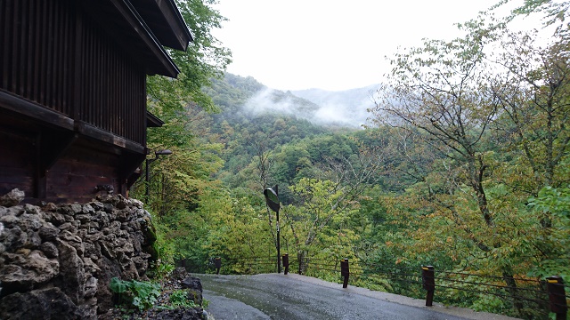 湯屋と白骨の山間